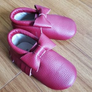 Monkey Feet like new 18-24 months Bow Moccs